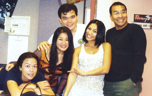 Anggun intervistata da una radio