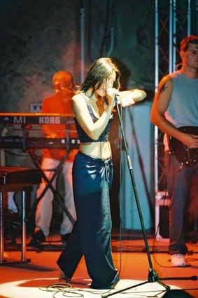 Anggun in concerto a Erbalunga (Corsica) nell'estate 2001.<br>Queste foto sono gentilmente concesse da Philippe Chavazas - www.chavazas.com