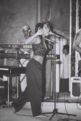 Anggun in concerto a Erbalunga (Corsica) nell'estate 2001.<br>Queste foto sono gentilmente concesse da Philippe Chavazas - www.chavazas.com