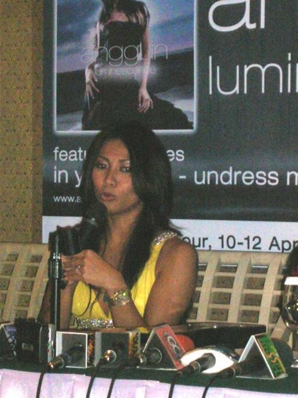 Anggun in Press Conference at Ballroom, Intercontinental Hotel, Jakarta 10 april 2006<br>Thanks for this photo to Kapanlagi.com
