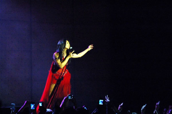 Anggun concert in Jakarta (Indonesia) - 25th May 2006<br>Thanks for this photo to Kapanlagi.com