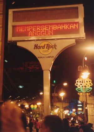 Il 27 compleanno di Anggun durante il concerto a Kuala Lumpur del 29 Aprile 2001.<br>Queste foto sono state gentilmente concesse da Kelvin Tan - lanatir@yahoo.com