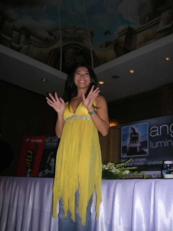 Anggun in Press Conference at Ballroom, Intercontinental Hotel, Jakarta 10 april 2006<br>Thanks for this photo to Kapanlagi.com
