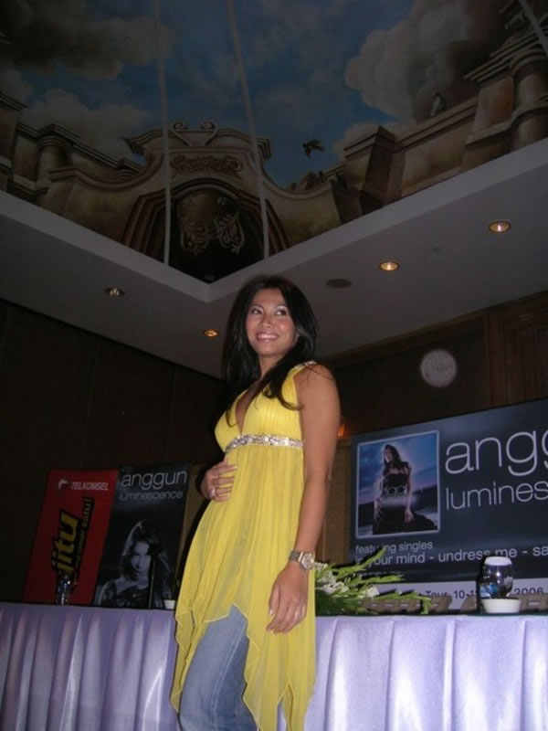 Anggun in Press Conference at Ballroom, Intercontinental Hotel, Jakarta 10 april 2006<br>Thanks for this photo to Kapanlagi.com