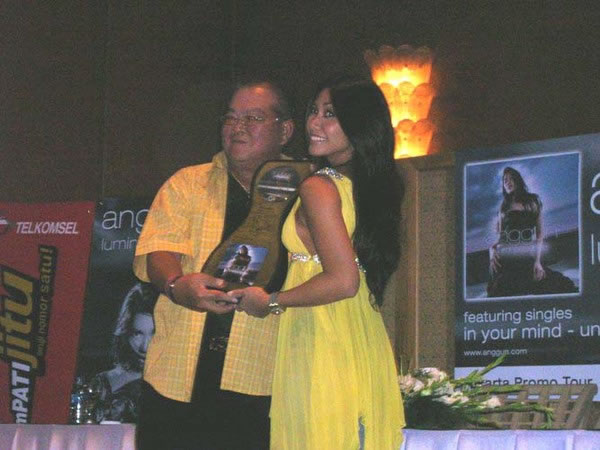 Anggun in Press Conference at Ballroom, Intercontinental Hotel, Jakarta 10 april 2006<br>Thanks for this photo to Kapanlagi.com